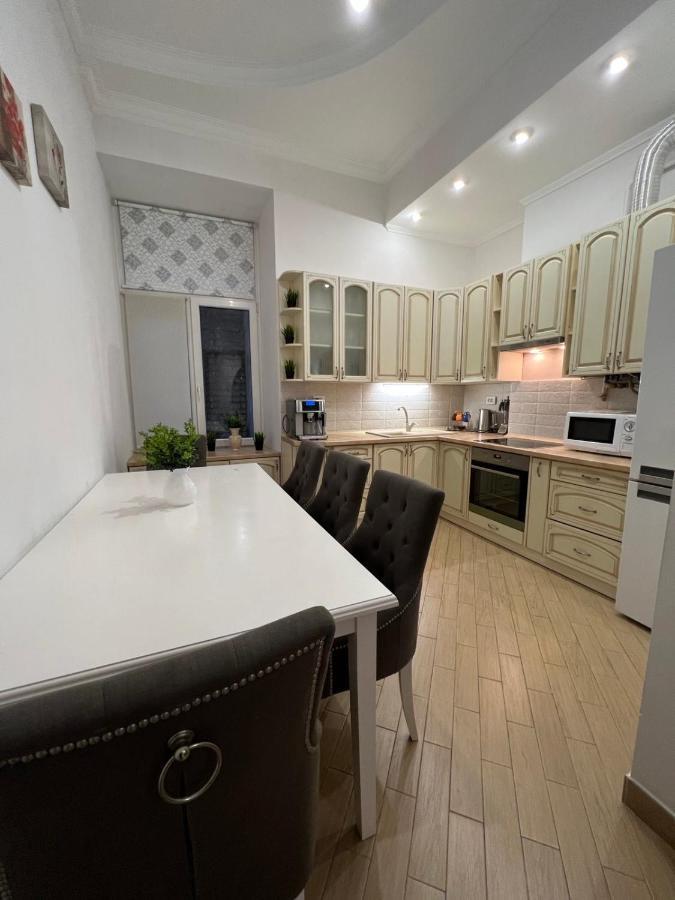 3 Rooms Apartments In The City Centr Lviv Eksteriør bilde